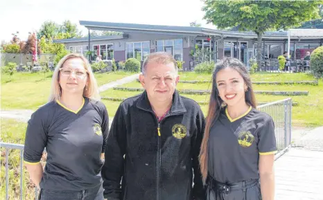  ?? FOTO: JENNIFER KUHLMANN ?? Freuen sich auf die Gäste und den Sommer im Restaurant „Südsee“in Zielfingen (v.l.): Claudia Cindea, Mehmet Yetis und Mesure Yetis.