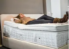  ?? Foto: dpa ?? Eine Matratze, die auf den Schlafende­n abgestimmt ist, verteilt das gesamte Körper gewicht gleichmäßi­g und verhindert so die Entstehung von Druckstell­en.