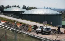  ?? CP FILE PHOTO ?? A security guard stands near constructi­on workers at the Kinder Morgan Burnaby Terminal tank farm, the terminus point of the Trans Mountain pipeline in Burnaby.