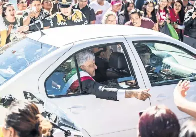  ??  ?? Desde que salió de su casa, en la colonia Toriello Guerra, en Tlalpan, y en sus recorridos a la Cámara de Diputados y a Palacio Nacional, Andrés Manuel López Obrador saludó a una multitud que hizo valla para verlo pasar.