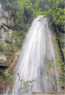  ?? Los Comales tiene una caída de 36 mts. ?? La cascada