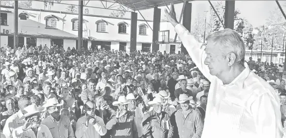  ?? Foto La Jornada ?? Andrés Manuel López Obrador durante la asamblea informativ­a en una comunidad de Tamaulipas