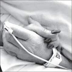  ?? Courtesy of Rosemarie Murphy-Gordon ?? Rosemarie Murphy-Gordon clutches the hand of her mother, Claudia Murphy, who died March 7 at Porter Regional Hospital. She was 84.