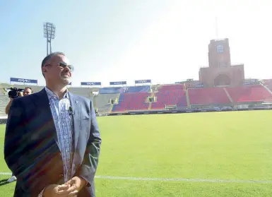  ??  ?? Joey Saputo, principale azionista e chairman del Bologna, nello stadio rinnovato per la Serie A. Oggi il debutto in casa