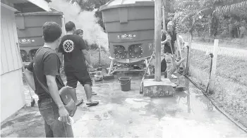  ??  ?? SUASANA gotong-royong oleh ahli OSLD bersama penduduk Kampung Sapadulang Segama.