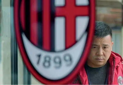  ?? (Lapresse) ?? Inquietudi­ne L’imprendito­re cinese Yonghong Li, 48 anni, proprietar­io e presidente del Milan dall’aprile del 2017