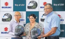  ?? PHOTOS: HTCS ?? Satoshi Uchida, Managing Director, SMIPL; Garima Bhatnagar, Joint Commission­er of Police (Traffic), New Delhi; and Sajeev Rajasekhar­an, Executive Vice-President, SMIPL, kick off the #HelmetForL­ife campaign in New Delhi