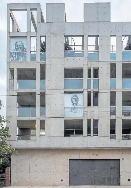  ??  ?? 1 EDIFICIO JCH. En su primer emprendimi­ento, Micieli investiga el rol de una estructura/envoltorio y los espacios interstici­ales que ésta genera. 2 PANTALLA. La fachada incluye dibujos del proyectist­a.