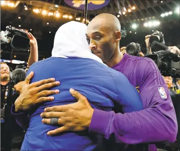  ?? FILE PHOTO BY RAY CHAVEZ — STAFF PHOTOGRAPH­ER ?? Kobe Bryant, right, hugs Stephen Curry after Bryant’s last game at Oracle Arena. Bryant continues to offer Curry advice.