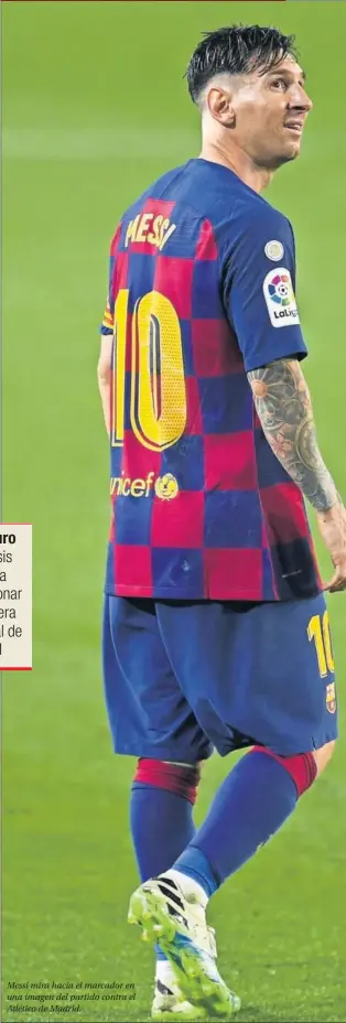  ??  ?? Messi mira hacia el marcador en una imagen del partido contra el Atlético de Madrid.