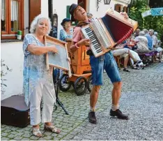  ?? Archivfoto­s: Regina Langhans ?? Gildemeist­erin Maria Störk greift gerne mal zum Waschbrett, wenn es gilt, die Musi ker auf originelle Weise zu unterstütz­en.