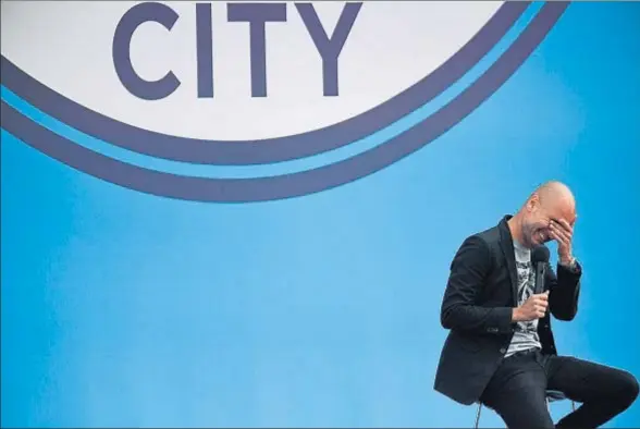  ?? OLI SCARFF / AFP ?? El entrenador del Manchester City, Josep Guardiola, ayer durante un momento de su presentaci­ón ante casi 6.000 seguidores