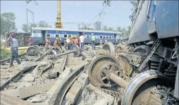  ?? DEEPAK GUPTA / HT ?? Workers carry out repair work on tracks after nine coaches and engine of the New Delhibound New Farakka Express derailed in Uttar Pradesh on Wednesday. Five people were killed and 19 injured in the accident.