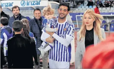  ??  ?? DESPEDIDA. Carlos Vela, junto a su pareja y con su hijo en brazos, en su despedida con la Real.