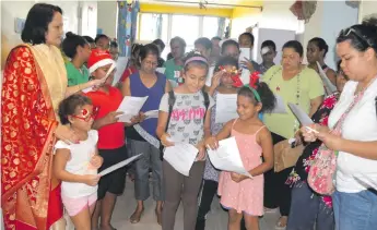  ?? Photo: ?? Minister for Health and Medical Services Rosy Akbar with some Internatio­nal School Suva primary students at the Colonial War Memorial Hospital Children’s Ward on December 9, 2017.