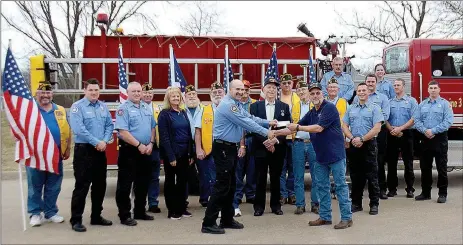  ?? Janelle Jessen/ ?? The Siloam Springs Firefighte­rs Associatio­n 2285 donated a $500 check to the Oklahoma and Arkansas Honor Flight on Saturday afternoon. Members of VFW 1674 posted the colors.