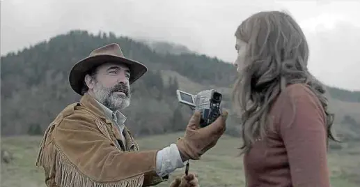  ?? Photo: Atelier de production ?? Georges (Jean Dujardin) et Denise (Adèle Haenel): un couple improbable au-dessus de tout soupçon.