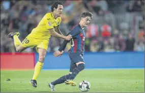  ?? Foto: pere puntí ?? Pablo Páez ‘Gavi’, derribado por Dani Parejo en el barça-villarreal