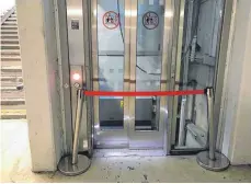  ?? FOTO: DOROTHEA HECHT ?? Abgesperrt: Der Aufzug am Tuttlinger Bahnhof war am Sonntag erneut nicht nutzbar.