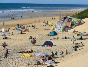  ??  ?? À Biscarross­e, les estivants s’approprien­t d’immenses dunes de sable.