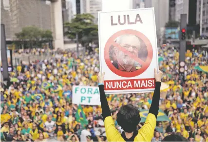  ??  ?? La corrupción es uno de los factores que ha llevado a millones de brasileños a votar contra los partidos tradiciona­les y optar por el candidato de extrema derecha, Jair Bolsonaro, quien promete acabar con los problemas del país con “mano dura”.