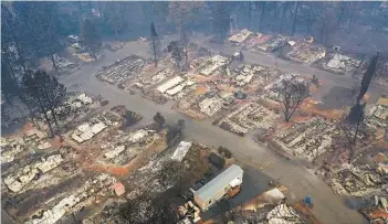  ?? | JUSTIN SULLIVAN/GETTY IMAGES ?? Vista aérea de destruição causada pelo fogo em Paradise