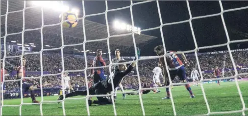  ??  ?? ISCO CUMPLIÓ. Isco marcó el 1-2 en el estadio del Levante saliendo desde el banquillo, pero el equipo local terminó empatando (2-2).