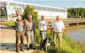  ?? Foto: Michael Geyer ?? Sie kennen das Bertoldshe­imer Kraftwerk wie ihre eigene Westentasc­he: Konrad Hermann, Anton Kugler, Manfred von Tubeuf und Günther Bauch (von links).