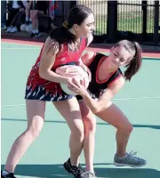  ??  ?? Warragul wing attack Lily Sheehan and Bairnsdale wing defence Mia Clifford are desperate for the ball in B grade.