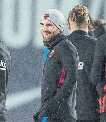  ?? FOTO: PERE PUNTÍ ?? Messi sonríe en la sesión de ayer El argentino se estrenará esta noche en la Copa, en la que esta temporada aún no ha jugado