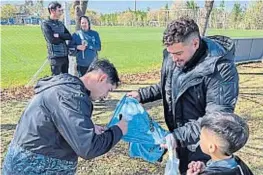  ?? PRENSA BELGRANO ?? ULISES SÁNCHEZ. Destacó el aguante la gente. Ayer, firmó la camiseta en el predio.