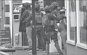  ??  ?? De verdachte moest zich van de politie uitkleden voordat hij werd aangehoude­n. (Foto: omroepgeld­erland.nl)