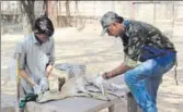  ?? HT PHOTO ?? A chinkara being treated at a rescue centre.