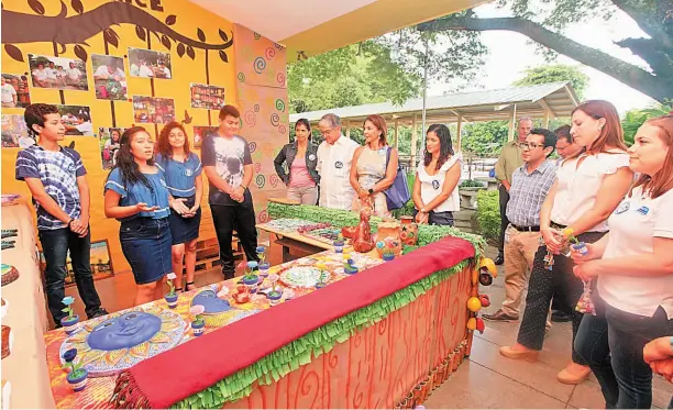  ??  ?? Durante la feria. El presidente de la Fundación ADOC, Jaime Palomo, observa la exposición de los estudiante­s.