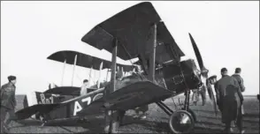  ?? DR/COLL. CROSS AND COCKADE ?? Le Sopwith “Pup” est un chasseur très maniable et apprécié de ses pilotes quand il sort à la fin de 1916. Mais son moteur rotatif de 80 ch en fait l’équivalent du Nieuport 11 sorti un an plus tôt dans l’aviation française…