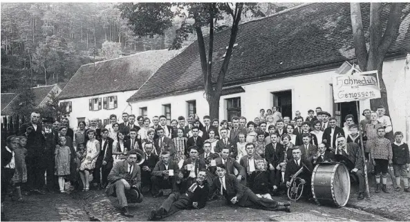  ?? REPRO: MARTIN BAUS ?? Kerb beim „Herzogslot­tchen“: Das Wirtshaus am Fuß des Kirkeler Waldes mit Blick auf die Burgruine war überregion­al bekannt.