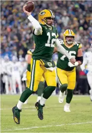  ?? ?? DESPEGUE. Rodgers lanza el ovoide en un duelo de la temporada pasada de la NFL.