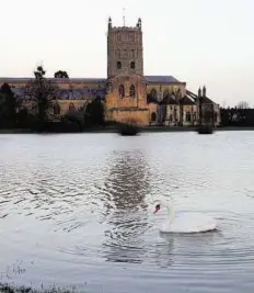  ??  ?? Extreme weather A swan swims on flood waters in the small town of Tewkesbury in Gloucester­shire, Britain, yesterday as large areas of the country continued to experience heavy rainfall.
EPA