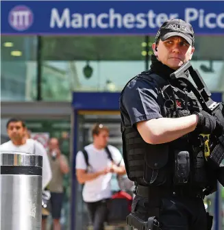  ?? EPA ?? Die Polizei patrouilli­erte gestern schwer bewaffnet in Manchester.