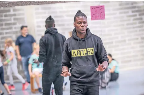  ?? FOTO: HANS-JÜRGEN BAUER ?? HipHop-Tänzer Dodzi Dougban im Tanzhaus NRW.