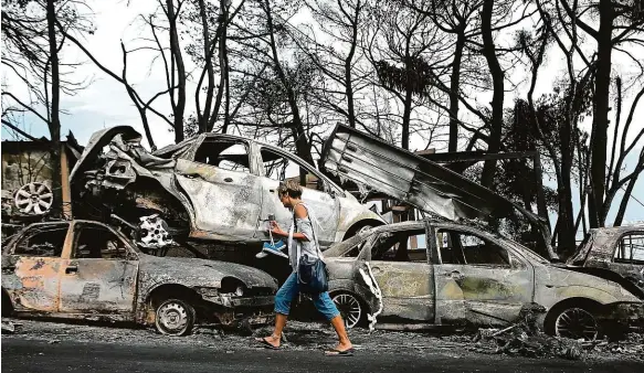  ?? Foto: Profimedia.cz ?? Obraz zkázy Snímek prohořelýc­h aut v turistické­m resortu Mati poblíž Atén poté, co oblast zasáhly ničivé požáry.