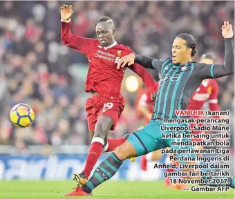  ??  ?? VAN DIJK (kanan) mengasak perancang Liverpool, Sadio Mane ketika bersaing untuk mendapatka­n bola pada perlawanan Liga Perdana Inggeris di An eld, Liverpool dalam gambar fail bertarikh 18 November 2017. — Gambar AFP