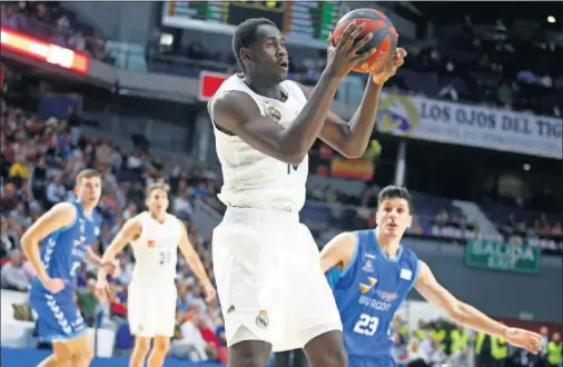  ??  ?? ESTRENO CON 16 AÑOS. Usman Garuba debutó en partido oficial con el Madrid. Jugó los últimos tres minutos: una canasta y dos rebotes.