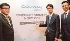  ??  ?? PARK (tengah) pada Majlis Pelancaran Strategi Korporat Coway Malaysia 2018.