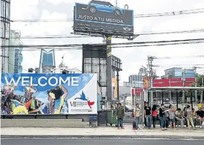  ??  ?? Bienvenido. Los carteles de la VII Cumbre de las Américas inundan las calles de Ciudad de Panamá.