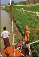  ??  ?? Il n’existe quasiment pas de ponton fixe pour s’amarrer le long du fleuve. On doit improviser avec des bouts enroulés autour de pieux.