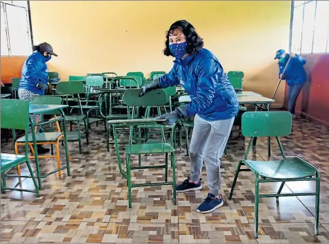  ?? Julio estrella/ el Comercio ?? •
En la Unidad Educativa Cardenal de la Torre, ubicada en El Quinche, cuadrillas de conserjes limpiaron las aulas.