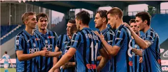  ?? ANSA ?? Il segno di Pasalic L’esultanza dei giocatori dell’Atalanta dopo l’1-0 di Pasalic giovedì sera contro il Napoli