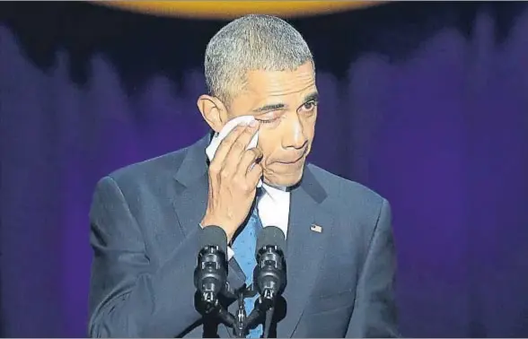  ?? JOSHUA LOTT / AFP ?? El abrazo. El presidente abraza a su esposa, Michelle, ante su hija Malia al terminar el discurso. La pequeña, Sasha, tuvo que quedarse en Washington porque tenía un examen Entre lágrimas. Obama no pudo contener la emoción al dedicar unas palabras a su...