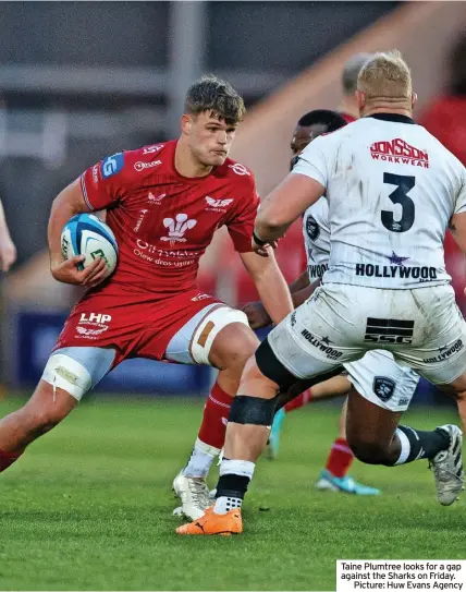  ?? ?? Taine Plumtree looks for a gap against the Sharks on Friday.
Picture: Huw Evans Agency